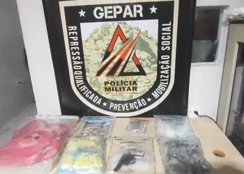 Operação da PM no bairro Carapina termina com prisão e apreensão de drogas e arma