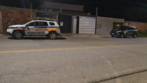 Homem é baleado dentro de casa em tentativa de homicídio no bairro Santa Rita