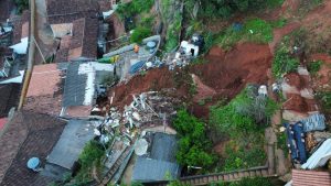 Três pessoas da mesma família morrem em soterramento em Mendes Pimentel