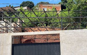 Deslizamento de terra em obra atinge dois trabalhadores no bairro Planalto