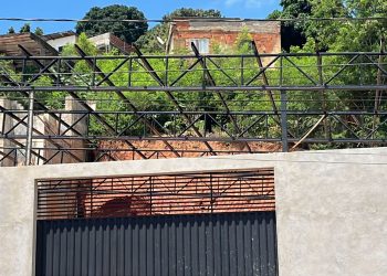 Deslizamento de terra em obra atinge dois trabalhadores no bairro Planalto