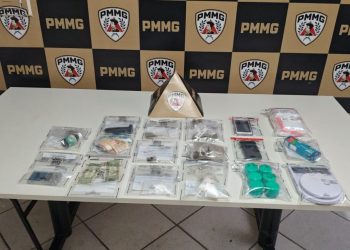 Casal é preso com drogas e munições no bairro Ilha dos Araújos