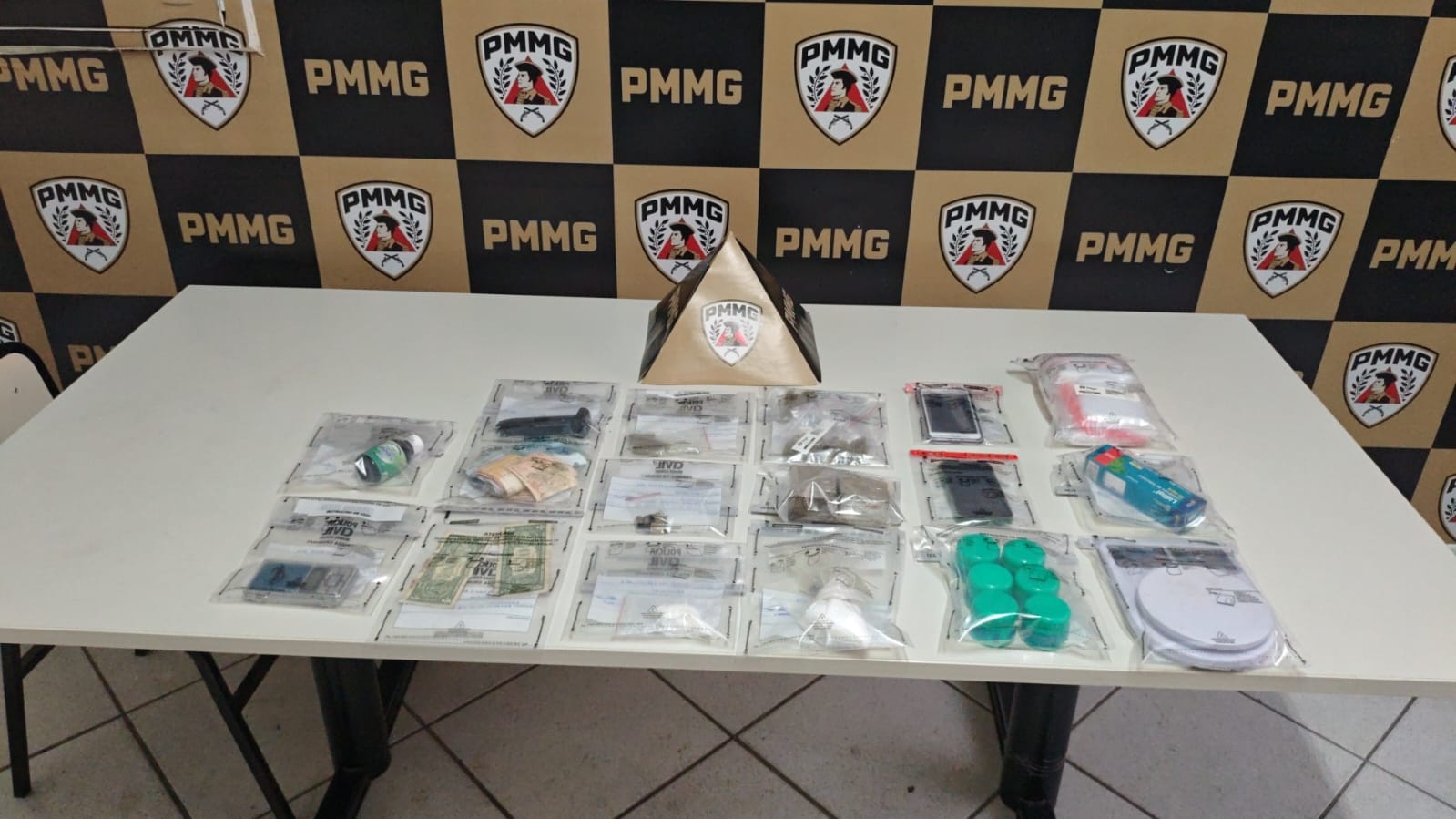 Casal é preso com drogas e munições no bairro Ilha dos Araújos