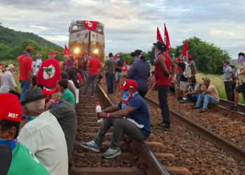 Protesto interrompe circulação de trem de passageiros em Tumiritinga
