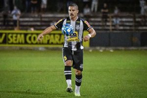 Democrata acerta o retorno do volante Gabriel Vieira