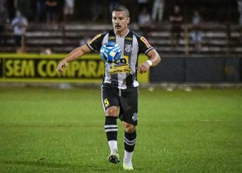 Democrata acerta o retorno do volante Gabriel Vieira