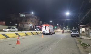 Acidente entre motocicleta e bicicleta elétrica deixa dois feridos na Avenida JK