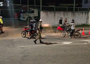 Blitz de trânsito registra autuações e apreensão de veículo em Valadares