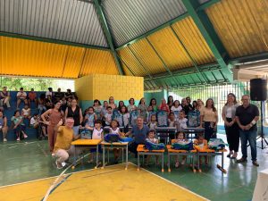 Prefeitura de Valadares inicia distribuição de kits escolares nas escolas municipais