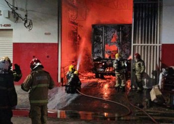 Incêndio de grandes proporções mobiliza força-tarefa no Centro de Valadares