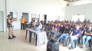 Polícia Militar ministra palestra sobre prevenção à violência doméstica em escola de Santa Efigênia de Minas