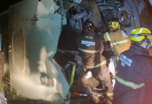 Motorista morre em acidente entre ônibus com universitários e carreta na BR-259 em Galiléia