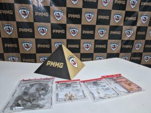 Mulher é detida após apreensão de drogas em lixeira durante patrulhamento em Tarumirim