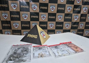 Mulher é detida após apreensão de drogas em lixeira durante patrulhamento em Tarumirim