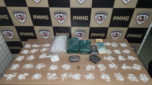 PM desarticula ponto de tráfico, prende dois e apreende 390 microtubos de cocaína em Caratinga