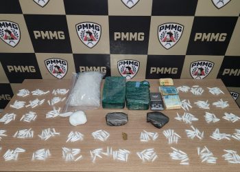 PM desarticula ponto de tráfico, prende dois e apreende 390 microtubos de cocaína em Caratinga
