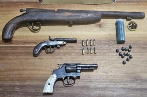 Dois homens são presos após apreensão de carro clonado e armas em Cantagalo