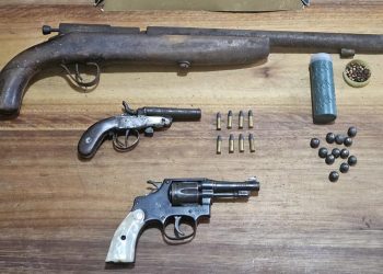 Dois homens são presos após apreensão de carro clonado e armas em Cantagalo