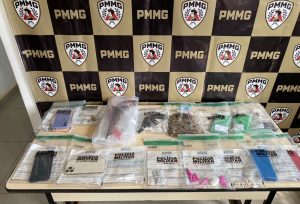 PM cumpre mandados, prende três homens e apreende drogas, armas e munições em Rio Vermelho