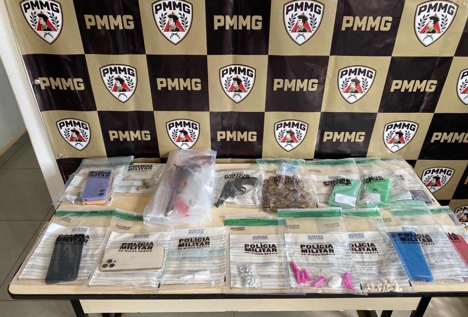 PM cumpre mandados, prende três homens e apreende drogas, armas e munições em Rio Vermelho