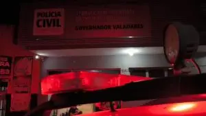 Homem é preso após agredir a filha com facão e pedaço de madeira