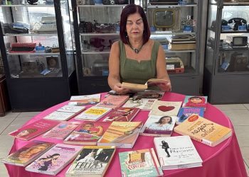 Biblioteca Pública realiza exposição de livros dedicados às mulheres
