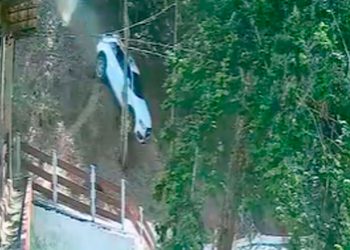 Carro cai em barragem após motorista confundir pedais em Senhora do Porto