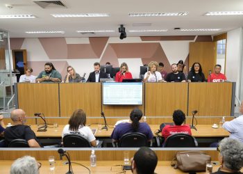 Servidores da educação cobram recomposição salarial de 41,83% em audiência na ALMG