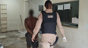 PM detém homem armado com faca no bairro Esplanada