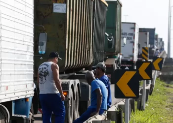 Minas anuncia subsídio de R$ 0,60 por litro de diesel para garantir abastecimento 