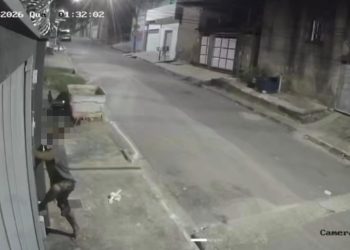 Homem é flagrado furtando câmeras de segurança de residência do vizinho