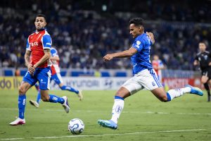 Cruzeiro leva gol no fim e amarga derrota em casa na Libertadores