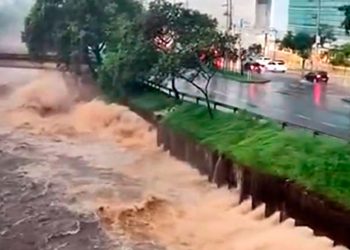 Temporal provoca alagamentos e caos no trânsito em Belo Horizonte