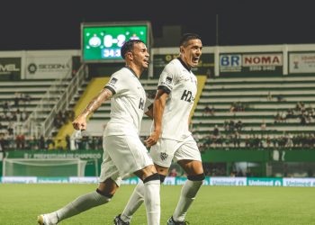 Galo goleia Chapecoense e sobe na tabela