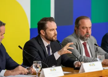Governo eleva imposto do cigarro para bancar querosene e biodiesel