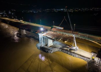 Içamento de treliças avança obras da nova ponte da BR-116 em Valadares