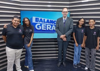 Alunos da E. E. Carlos Luz conhecem os bastidores do Balanço Geral na TV Leste