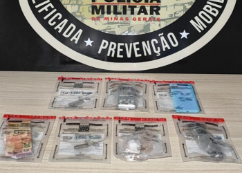 Homem é preso com drogas e munição após tentar se esconder em telhado de casa