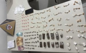 Operação da PM contra o tráfico termina com prisão e apreensão de drogas no distrito de Ferruginha