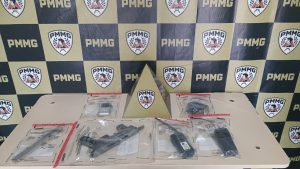 Foragido da Justiça é preso e submetralhadora artesanal é apreendida em operação da PM em Itanhomi