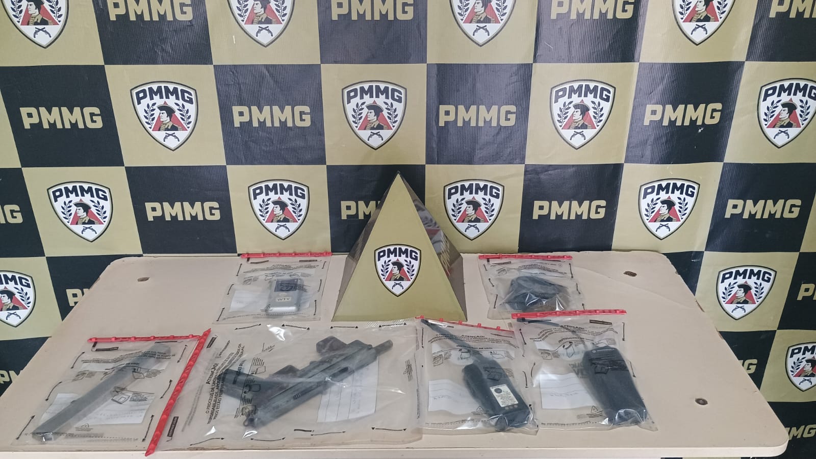 Foragido da Justiça é preso e submetralhadora artesanal é apreendida em operação da PM em Itanhomi