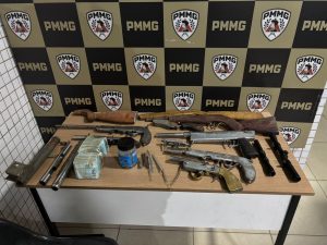 PM apreende armas caseiras, munições e R$ 54 mil em Piedade de Caratinga