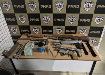 PM apreende armas caseiras, munições e R$ 54 mil em Piedade de Caratinga