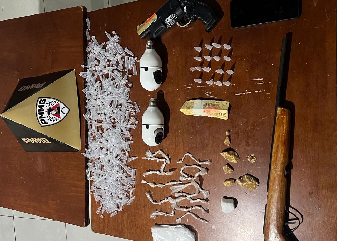 PM fecha ponto de tráfico e prende dois durante operação em Periquito