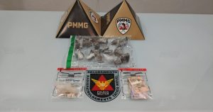 Operação da PM termina com cinco presos e apreensão de drogas no bairro Altinópolis