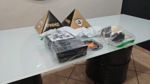 Perseguição policial termina com prisão e apreensão de quatro quilos de cocaína em Valadares