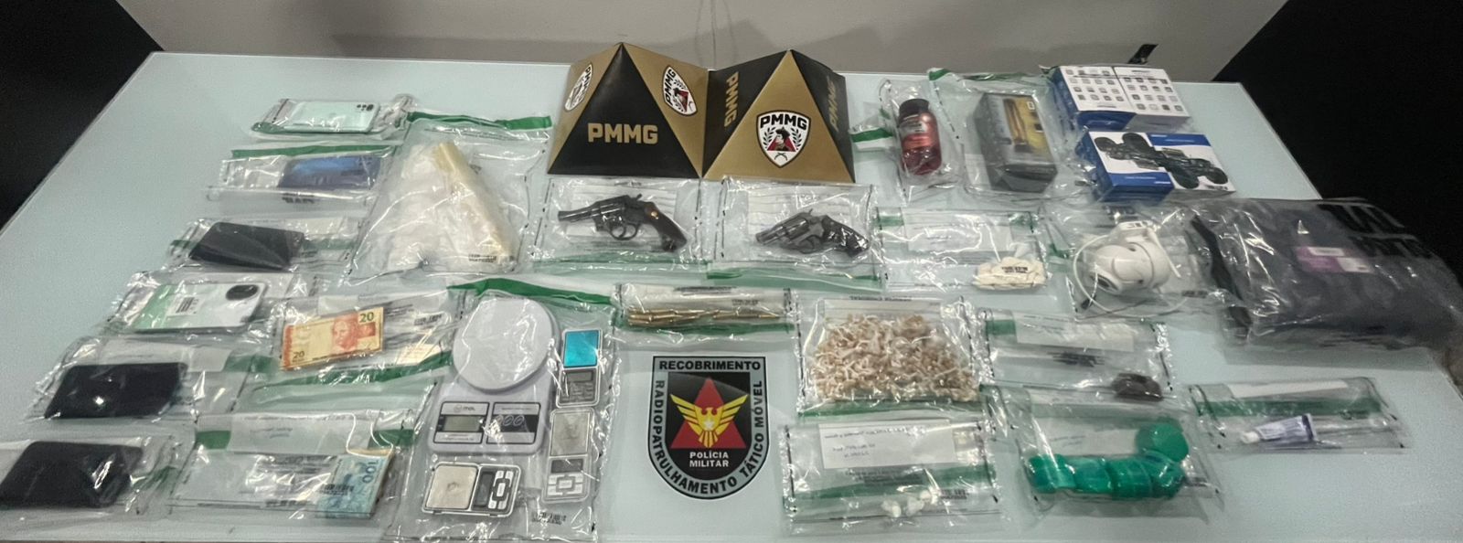 Operação contra o tráfico termina com três presos e apreensão de drogas e armas no bairro Planalto