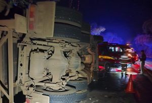 Motorista morre em acidente envolvendo dois caminhões de carga na BR-116 próximo a Jampruca