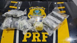 Abordagem da PRF termina com dois presos e 8 quilos de haxixe apreendidos em Manhuaçu