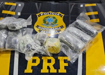 Abordagem da PRF termina com dois presos e 8 quilos de haxixe apreendidos em Manhuaçu